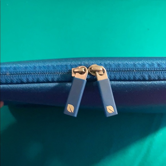Blue Incase laptop sleeve MacBook 13” - Picture 4 of 6